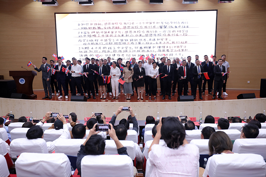 7月31日，昆明鐵道職業(yè)技術(shù)學院舉行援老撾鐵道職業(yè)技術(shù)學院項目教育能力建設(shè)教師培養(yǎng)班結(jié)業(yè)典禮。 昆明鐵道職業(yè)技術(shù)學院供圖