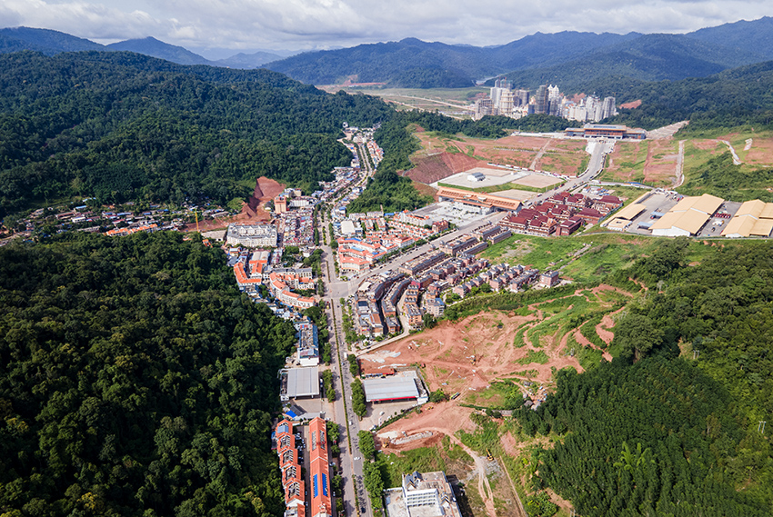 磨憨口岸俯瞰，右前方高層白色建筑群為老撾境內(nèi)。人民網(wǎng)記者 符皓攝