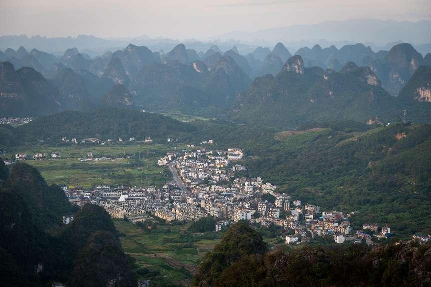 廣西層巒疊嶂，郁郁蔥蔥。 人民網(wǎng) 嚴立政攝