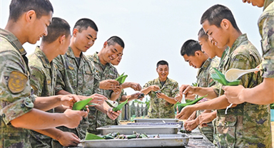 陸軍某旅組織官兵一起包粽子品民俗